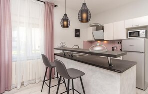 Kühlschrank, Mikrowelle, Herdplatte, Geschirrspüler