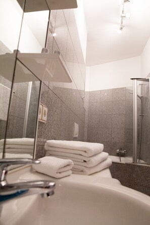 Comfort Apartment | Bathroom amenities | Shower, free toiletries, hair dryer, towels - Heidelberg APHEARTMENTS (Heidelberg)