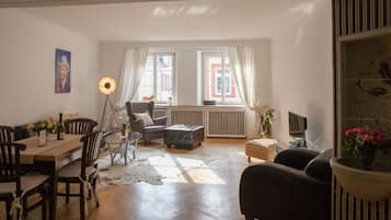 Deluxe Apartment | Living area | Flat-screen TV