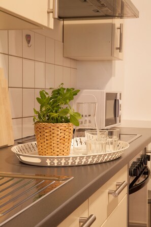 Comfort-lejlighed | Privat køkken | Køleskab/fryser i fuld størrelse, mikrobølgeovn, ovn, kogeplade
