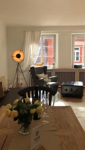 디럭스 아파트 | 거실 공간 | 평면 TV