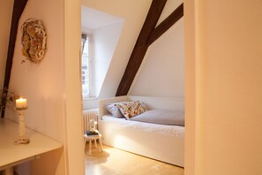 패밀리 아파트 | 각각 다르게 가구 비치, 책상, 다리미/다리미판, 간이 침대