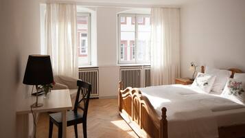 Departamento Deluxe | Muebles diferentes, escritorio y tabla de planchar con plancha