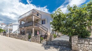 Exterior - Nice apartment in Okrug Gornji with WiFi (Okrug Gornji)