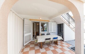 Outdoor dining - Nice apartment in Okrug Gornji with WiFi (Okrug Gornji)