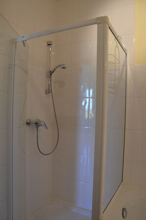 Badewanne, Haartrockner, Handtücher
