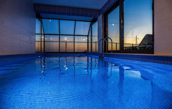 Piscina coperta, una piscina riscaldata