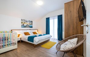 4 chambres, coffres-forts dans les chambres, lit parapluie