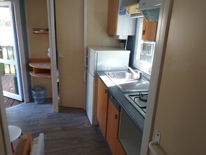 Mobile Home (4 Pax) | Private kitchen | Fridge, stovetop, cookware/dishes/utensils