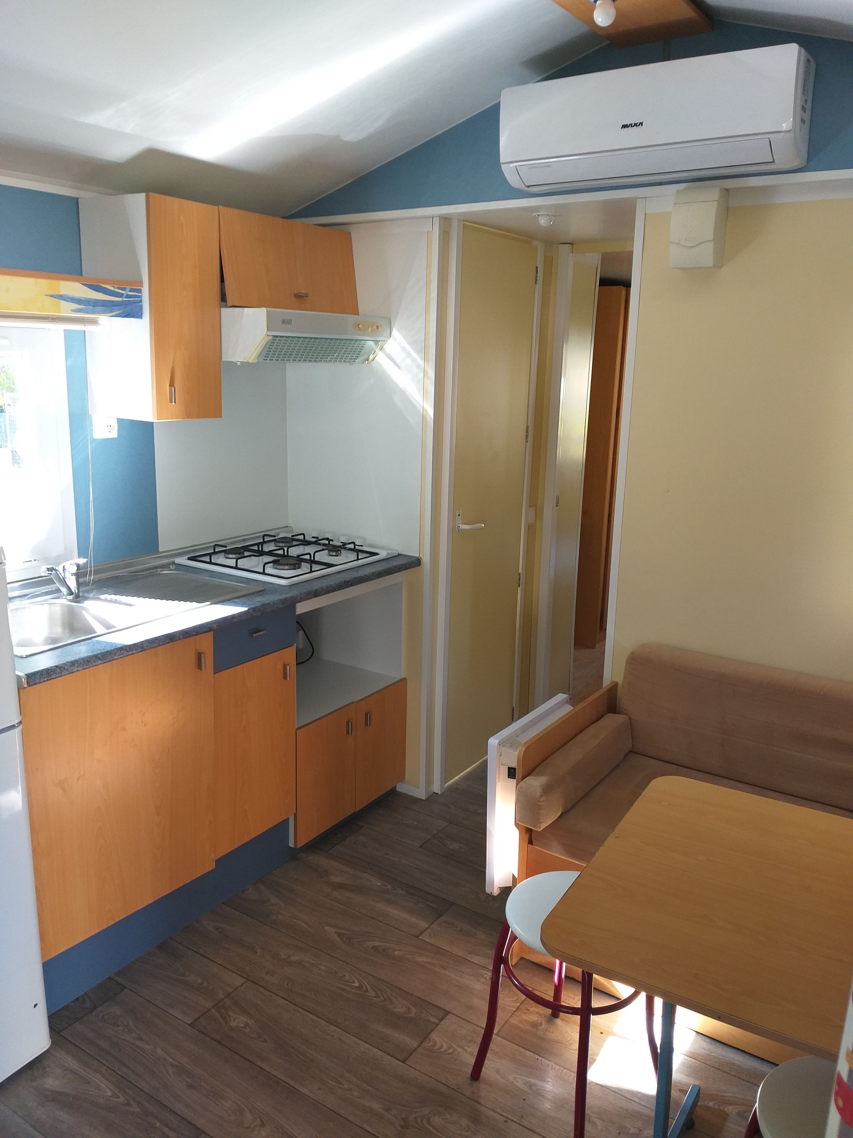 Mobil Karavan | Dapur pribadi | Lemari es, kompor, dan peralatan masak/sendok-piring