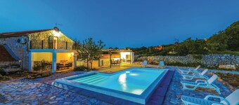 2 bedroom amazing home in Ljubitovica