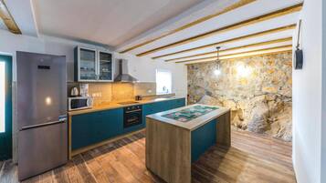 Refrigerador, placa de cocina, lavavajillas, cafetera/tetera