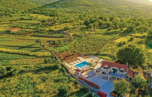 2 bedroom amazing home in Ljubitovica