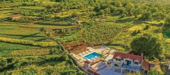 2 bedroom amazing home in Ljubitovica