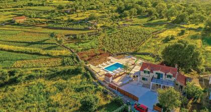 2 bedroom amazing home in Ljubitovica