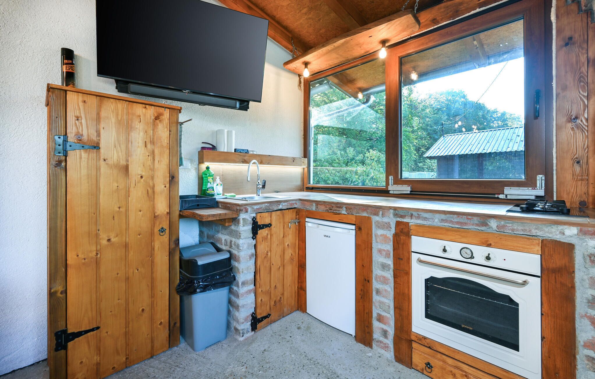 Réfrigérateur, plaque de cuisson, lave-vaisselle, cafetière/bouilloire