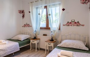 3 slaapkamers, een strijkplank/strijkijzer, reisbedje, gratis wifi
