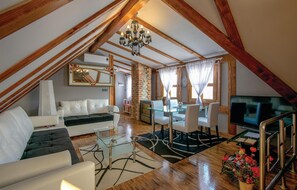 テレビ、暖炉、テーブルサッカー台