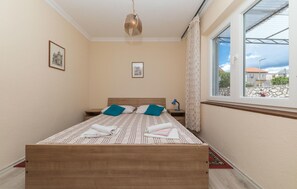 2 bedrooms, travel crib, free WiFi, bed sheets