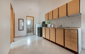 Fridge, stovetop, coffee/tea maker