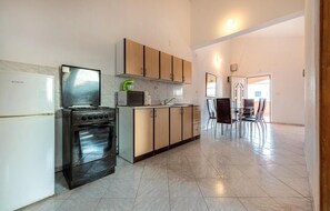 Fridge, stovetop, coffee/tea maker