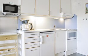 Réfrigérateur, four à micro-ondes, surface de cuisson, lave-vaisselle