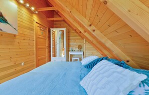 2 bedrooms, travel cot, free WiFi, bed sheets