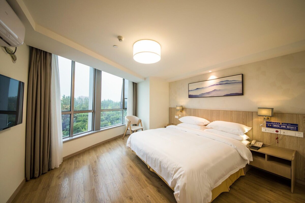 Elite Double Room | In-room safe, desk, blackout curtains, free WiFi