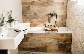 Bathtub - Beautiful home in Vinjerac with sauna (Vinjerac)