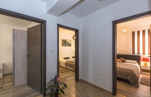 3 habitaciones, caja de seguridad en la habitación y cuna de viaje 
