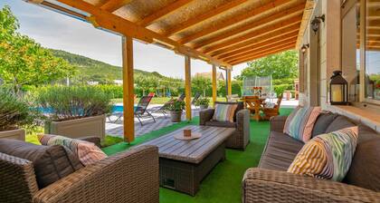 Belle maison de 3 chambres Ă Glavina.