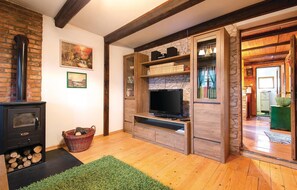 Fernseher, Kamin, Stereoanlage