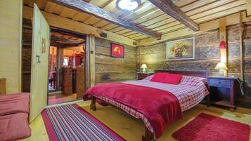 3 bedrooms, travel crib, free WiFi, bed sheets