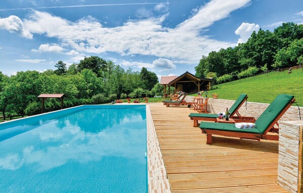 Outdoor pool - Cozy home in Novi Marof with WiFi (Novi Marof)