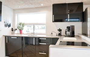 Fridge, stovetop, dishwasher, coffee/tea maker - Cozy home in Lemvig with WiFi (Lemvig)
