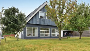 A modern two-story house with a garage, large windows, and a well-maintained lawn. - Cozy home in Lemvig with WiFi (Lemvig)