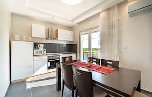 Fridge, microwave, stovetop, dishwasher