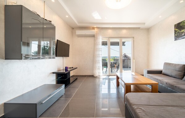 Fernseher, Tischfußball, Tischtennisplatte