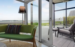 TV, fireplace - Beautiful home in Haderslev with sauna (Haderslev)