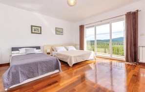 5 多间卧室、旅行婴儿床、免费 WiFi、床单