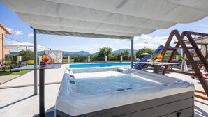 A hot tub with a view of a pool and mountains in the background. - Stunning home in Sinj (Sinj)