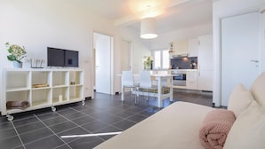 Un apartamento moderno con sala de estar, comedor y cocina.