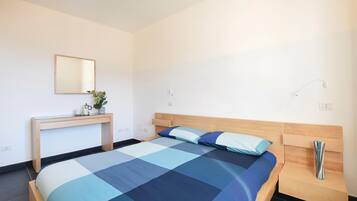 2 bedrooms, travel crib, free WiFi, bed sheets