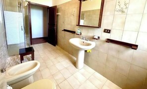 Baignoire, sèche-cheveux, bidet, serviettes fournies