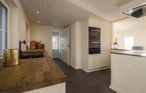 Kühlschrank, Mikrowelle, Herdplatte, Geschirrspüler