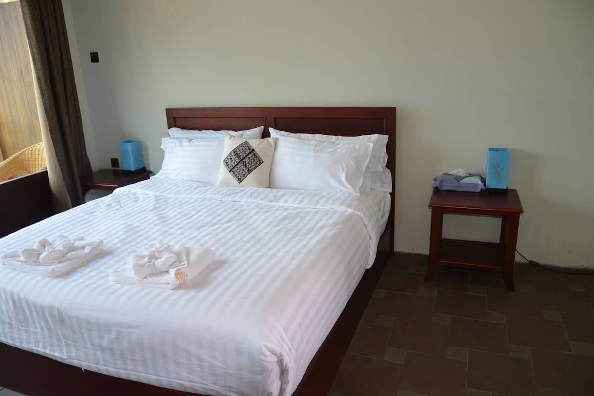 Camera Deluxe, 1 letto queen | Biancheria da letto di alta qualità, copriletto in piuma