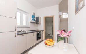 Réfrigérateur, plaque de cuisson, lave-vaisselle, cafetière/bouilloire