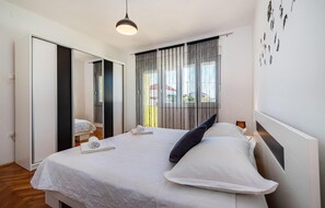 2 bedrooms, travel crib, free WiFi, bed sheets