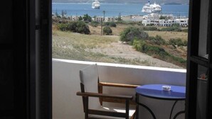 A balcony with a view of the sea and a cruise ship. - Kapetan Giannis (Milos)