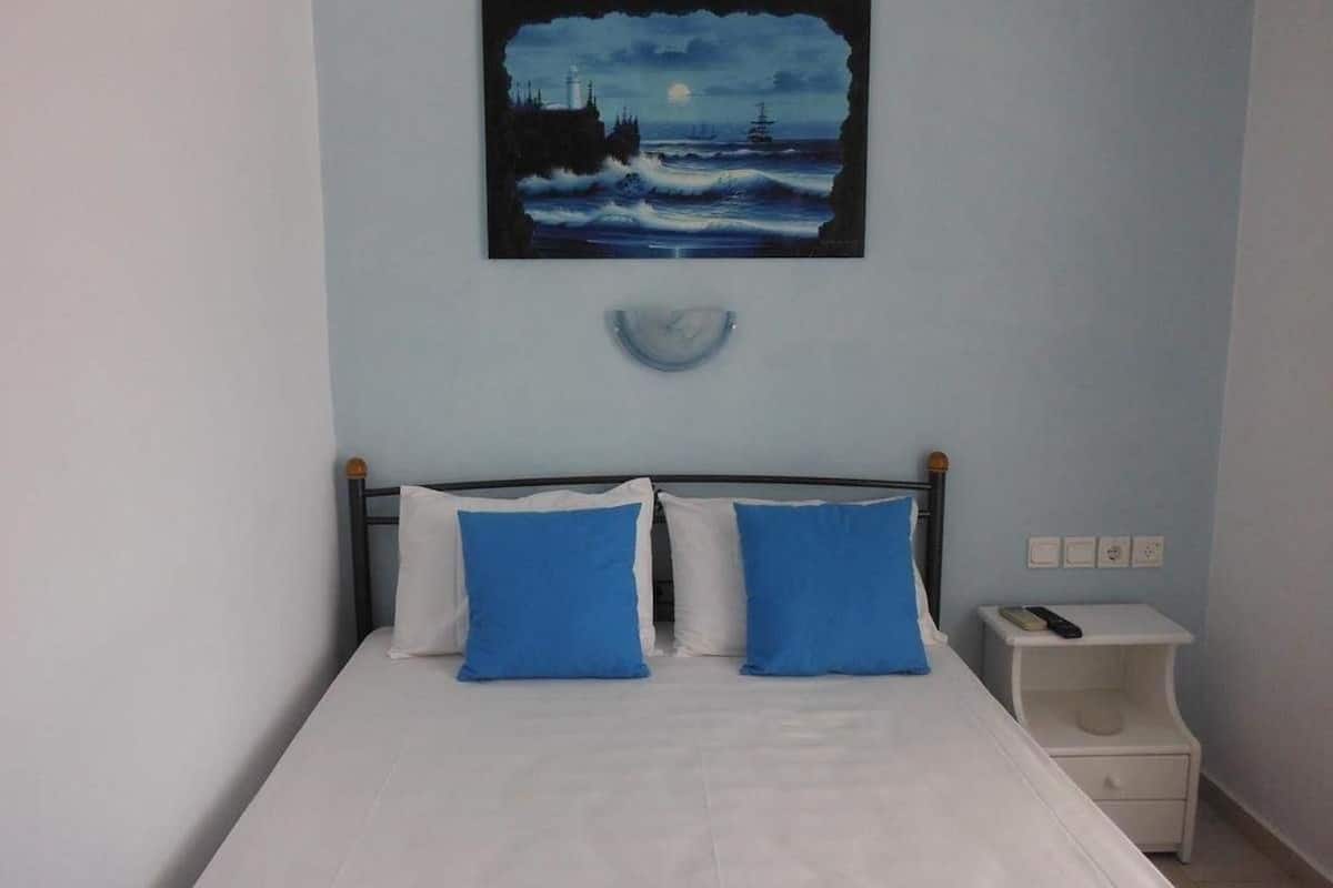 Habitación básica doble, vista a la montaña | Cortinas blackout, insonorización y tabla de planchar con plancha